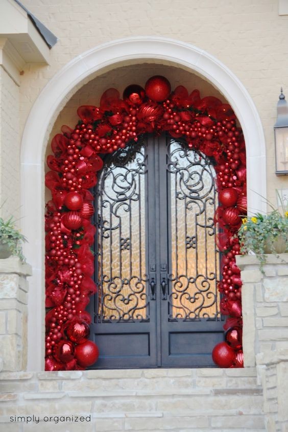 10 idées pour décorer la porte avec une guirlande en maille pour Noël 9