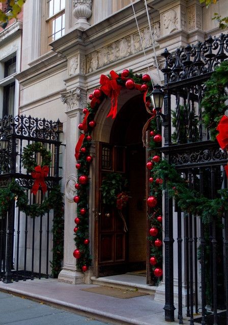 10 idées pour décorer la porte avec une guirlande en maille pour Noël 10