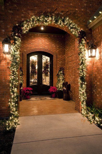 10 idées pour décorer la porte avec une guirlande en maille pour Noël 11