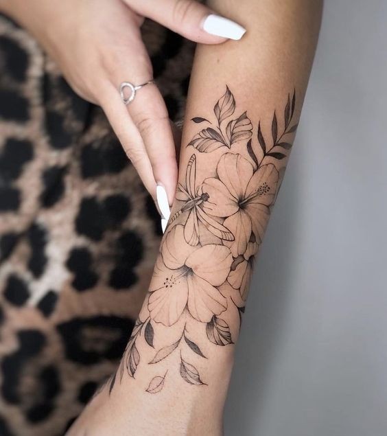 54 Tatouages fleur avant-bras qui rendent une femme irrésistible 9