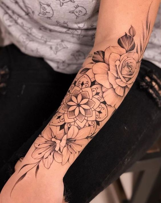 54 Tatouages fleur avant-bras qui rendent une femme irrésistible 12