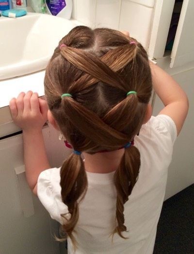 9 coiffures faciles pour petites filles aux cheveux moyens à longs 1