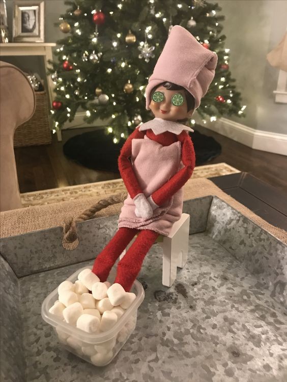 102 idées hilarantes d'elfes sur l'étagère qui rendront votre Noël magique 68