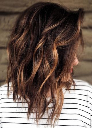 20 Carrés plongeants longs qui rendent une femme irrésistible 25 20 Carrés plongeants longs qui rendent une femme irrésistible 25