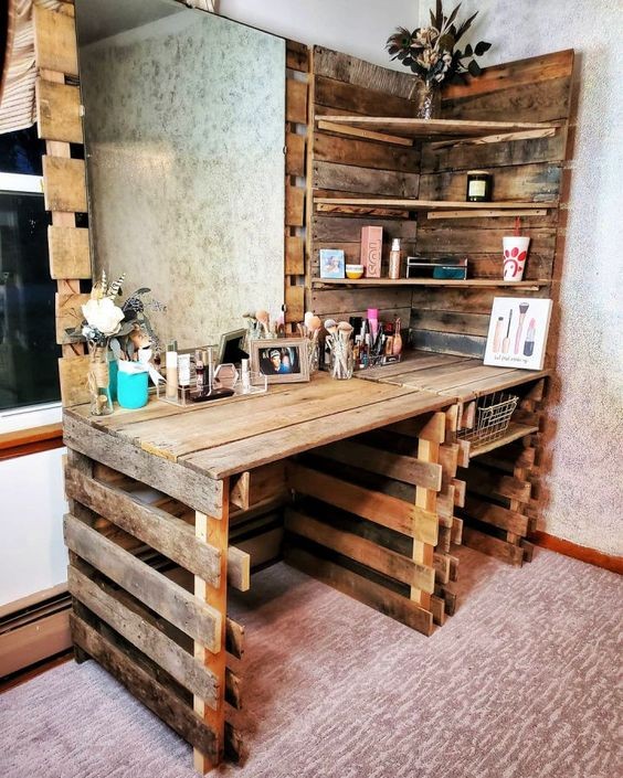 17 idées de bureaux en palettes pour votre espace de travail 16