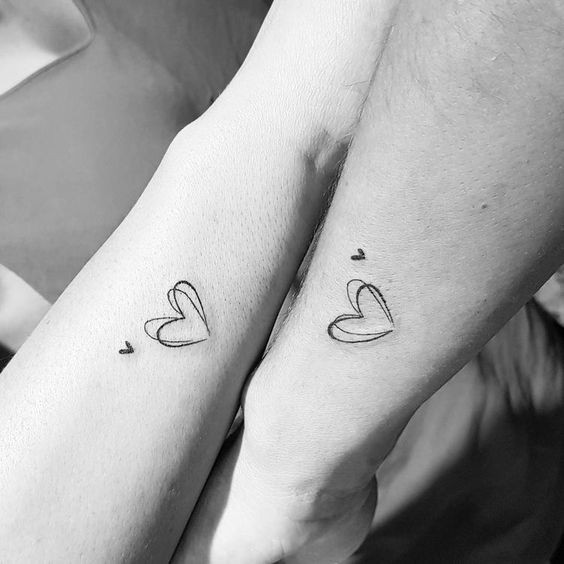 25 petits tatouages sœurs pour célébrer votre lien spécial 3