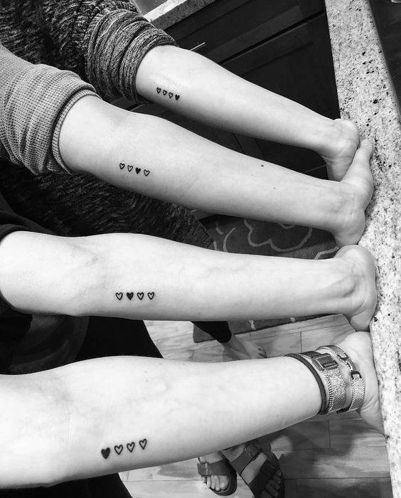 25 petits tatouages ​sœurs pour célébrer votre lien spécial 11