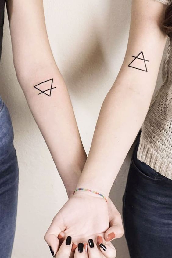 25 petits tatouages sœurs pour célébrer votre lien spécial 22