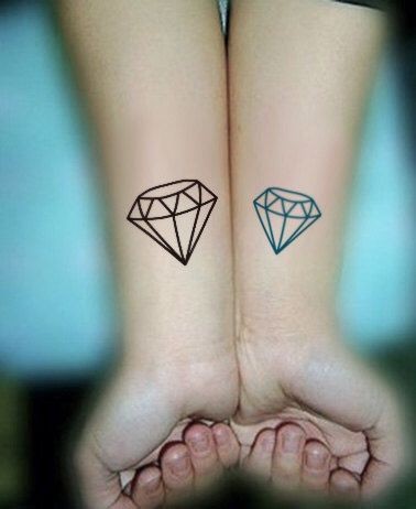 25 petits tatouages sœurs pour célébrer votre lien spécial 25