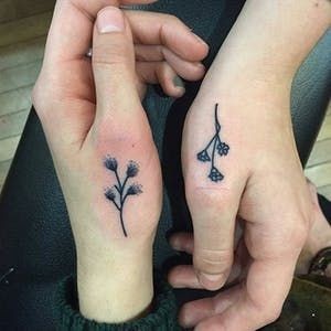 25 petits tatouages ​sœurs pour célébrer votre lien spécial 33
