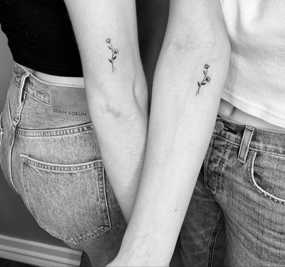 25 petits tatouages sœurs pour célébrer votre lien spécial 35