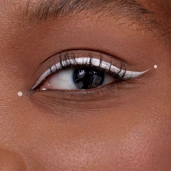 Eyeliner Graphique: Comment transformer votre regard en arme de séduction massive 2 Eyeliner Graphique: Comment transformer votre regard en arme de séduction massive 2
