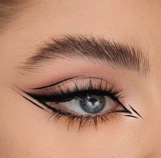 Eyeliner Graphique: Comment transformer votre regard en arme de séduction massive 16