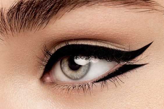 Eyeliner Graphique: Comment transformer votre regard en arme de séduction massive 17 Eyeliner Graphique: Comment transformer votre regard en arme de séduction massive 17