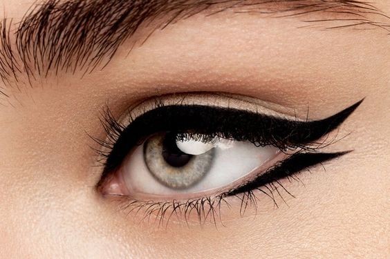 Eyeliner Graphique: Comment transformer votre regard en arme de séduction massive 17