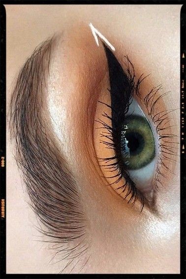 Eyeliner Graphique: Comment transformer votre regard en arme de séduction massive 19