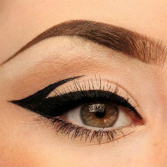 Eyeliner Graphique: Comment transformer votre regard en arme de séduction massive 20 Eyeliner Graphique: Comment transformer votre regard en arme de séduction massive 20