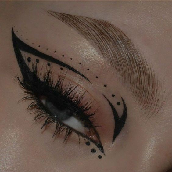 Eyeliner Graphique: Comment transformer votre regard en arme de séduction massive 25 Eyeliner Graphique: Comment transformer votre regard en arme de séduction massive 25