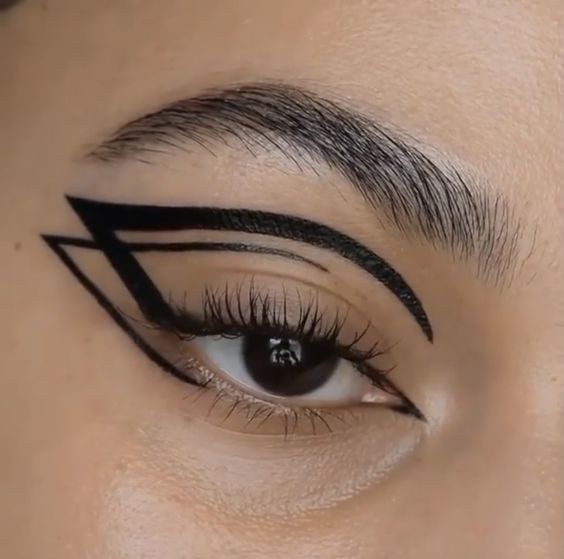 Eyeliner Graphique: Comment transformer votre regard en arme de séduction massive 26 Eyeliner Graphique: Comment transformer votre regard en arme de séduction massive 26