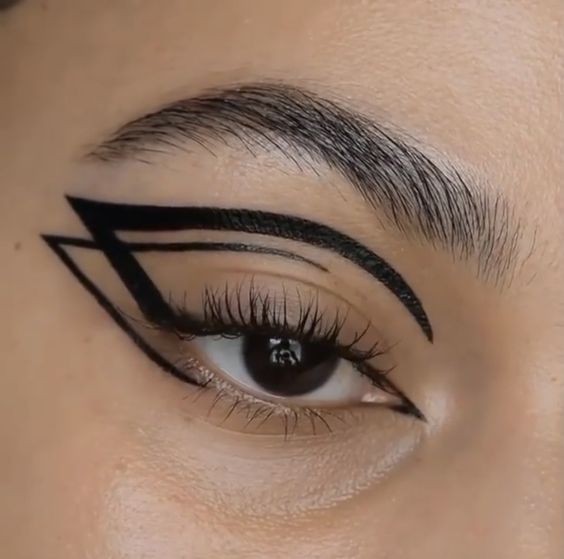 Eyeliner Graphique: Comment transformer votre regard en arme de séduction massive 26