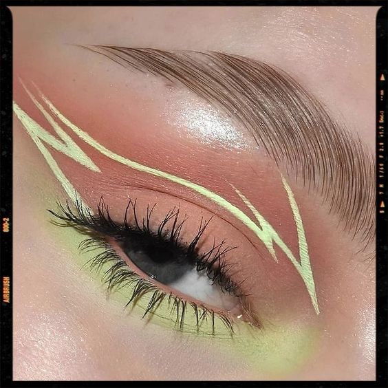 Eyeliner Graphique: Comment transformer votre regard en arme de séduction massive 28 Eyeliner Graphique: Comment transformer votre regard en arme de séduction massive 28
