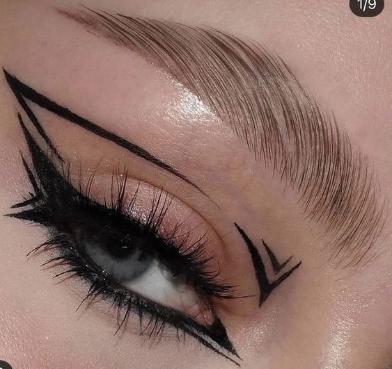 Eyeliner Graphique: Comment transformer votre regard en arme de séduction massive 30 Eyeliner Graphique: Comment transformer votre regard en arme de séduction massive 30