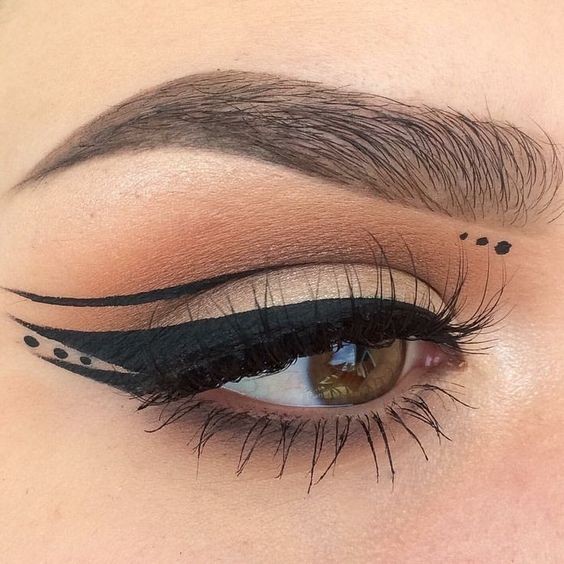 Eyeliner Graphique: Comment transformer votre regard en arme de séduction massive 8 Eyeliner Graphique: Comment transformer votre regard en arme de séduction massive 8