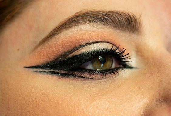 Eyeliner Graphique: Comment transformer votre regard en arme de séduction massive 9