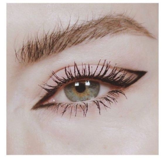 Eyeliner Graphique: Comment transformer votre regard en arme de séduction massive 10 Eyeliner Graphique: Comment transformer votre regard en arme de séduction massive 10