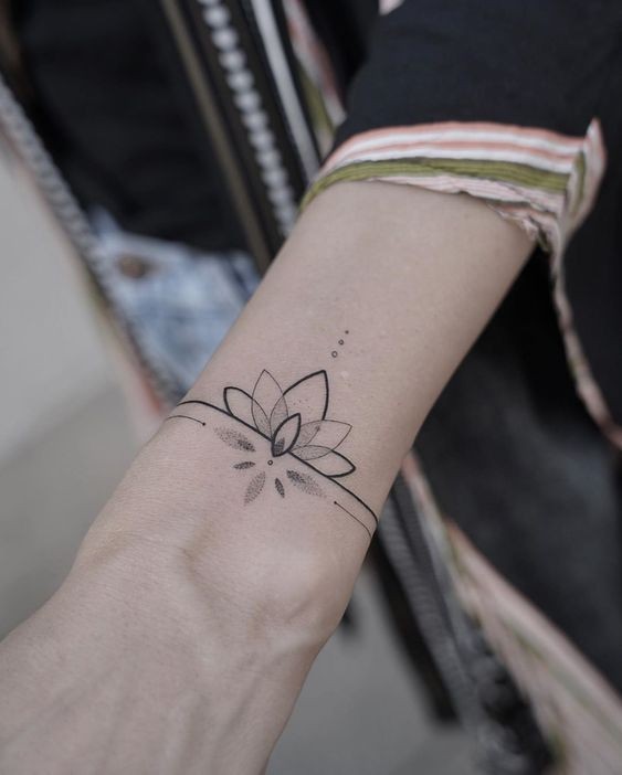Les 22 plus jolis tatouages poignet pour femme 19