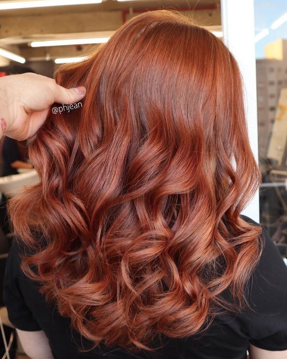 10 idées de coiffures pour cheveux roux foncés 10
