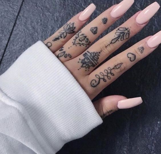 Les 50 plus belles idées de tatouages main femme 5