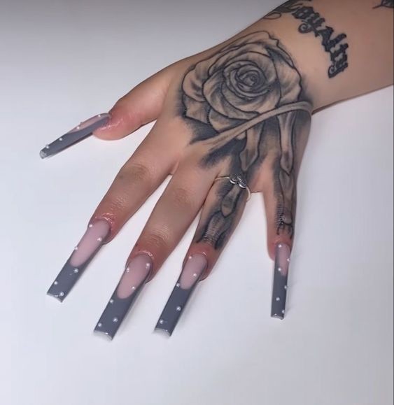 Les 50 plus belles idées de tatouages main femme 6