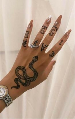 Les 50 plus belles idées de tatouages main femme 11