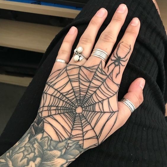 Les 50 plus belles idées de tatouages main femme 16