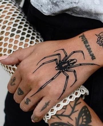 Les 50 plus belles idées de tatouages main femme 18
