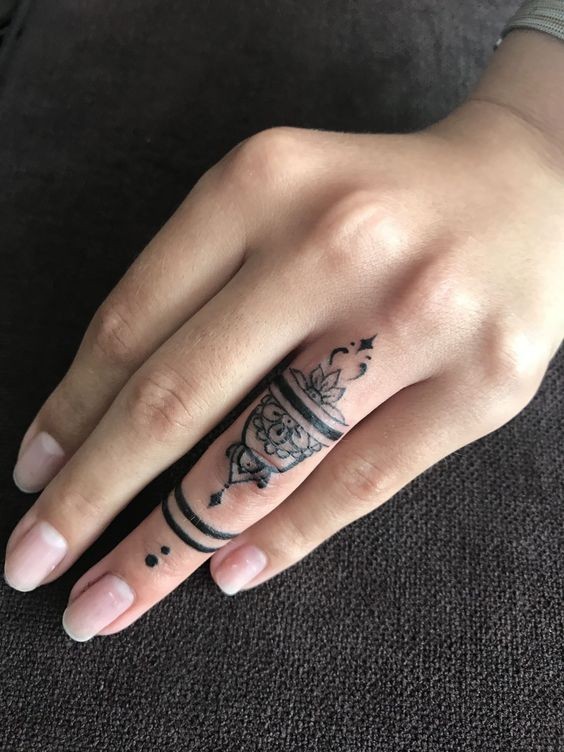 Les 50 plus belles idées de tatouages main femme 21