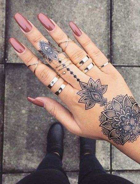 Les 50 plus belles idées de tatouages main femme 22