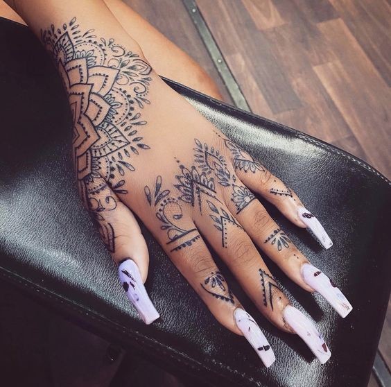 Les 50 plus belles idées de tatouages main femme 33