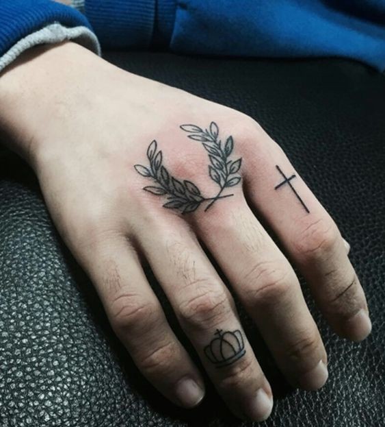 Les 50 plus belles idées de tatouages main femme 34