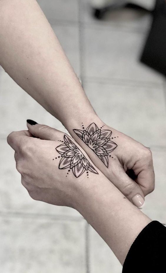 Les 50 plus belles idées de tatouages main femme 38