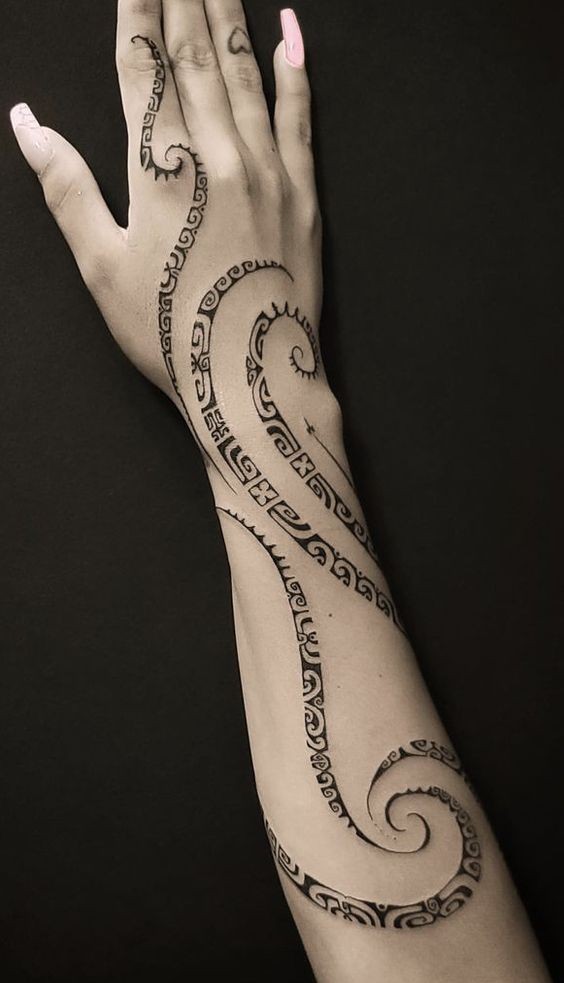 Les 50 plus belles idées de tatouages main femme 40