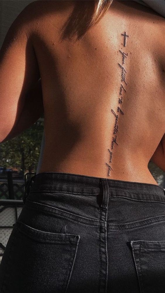 44 tatouages dos qui rendent une femme irrésistible 2