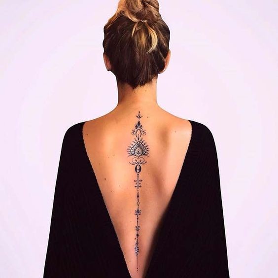 44 tatouages ​​dos qui rendent une femme irrésistible 10
