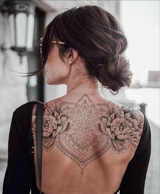 44 tatouages ​​dos qui rendent une femme irrésistible 13