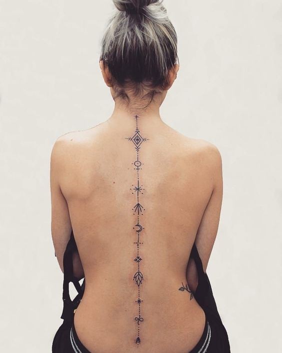 44 tatouages ​​dos qui rendent une femme irrésistible 16
