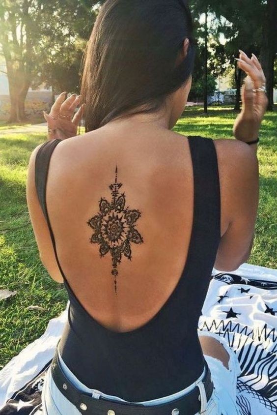 44 tatouages ​​dos qui rendent une femme irrésistible 19
