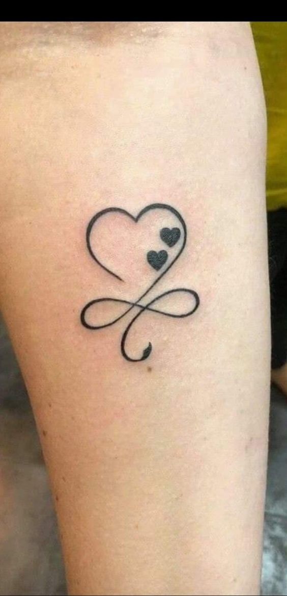 Tatouage infini : signification et 19 idées pour vous inspirer ! 18