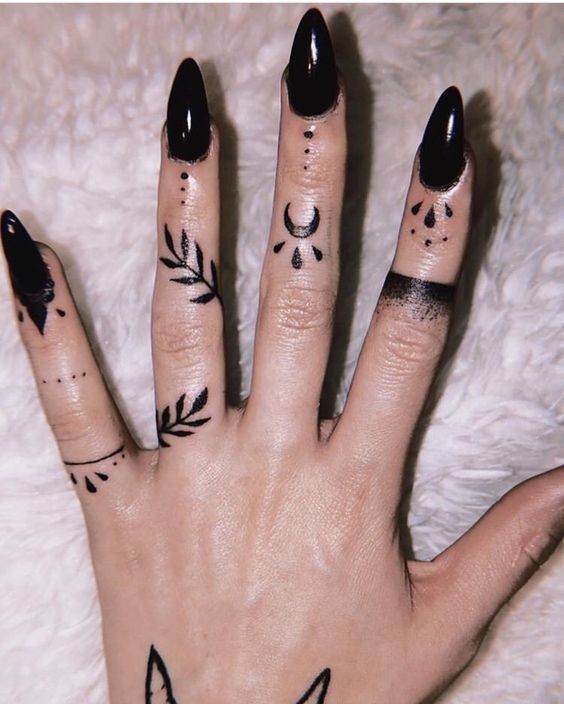 25 Tatouages ​​​​doigts pour femme : avantages, inconvénients 4