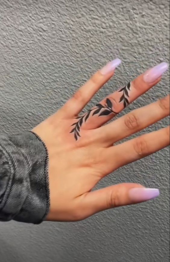 25 Tatouages ​​​​doigts pour femme : avantages, inconvénients 11